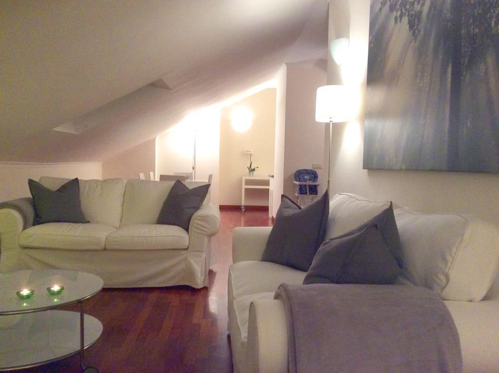 Apartment La Mansarda Alba  Oda fotoğraf